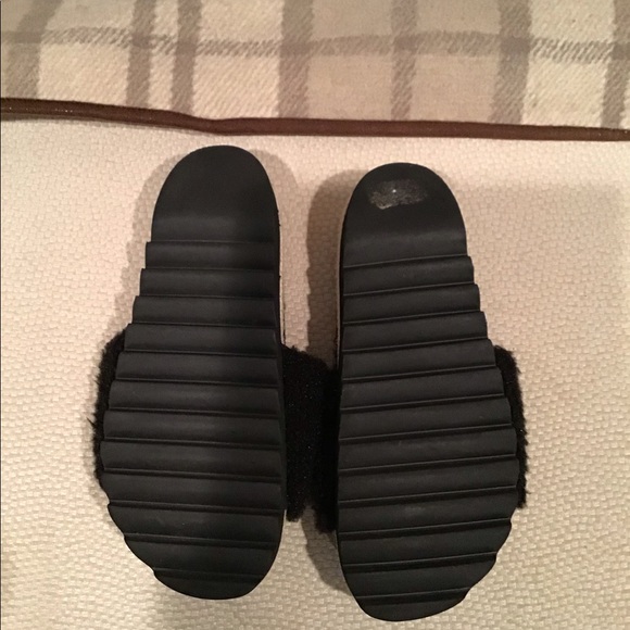 ROAM black fuzzy slides with red lips - Picture 2 of 3